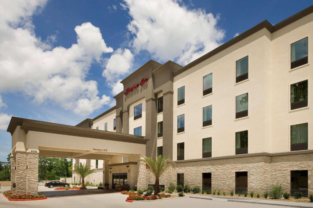 a rendering of the front of a hotel at Hampton Inn Lake Charles in Lake Charles