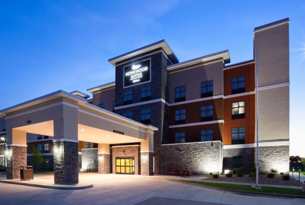 eine Darstellung der Vorderseite eines Hotels in der Unterkunft Homewood Suites Davenport in Bettendorf