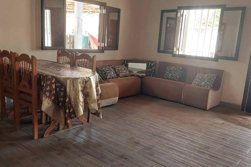 ein Wohnzimmer mit einem Sofa und einem Tisch in der Unterkunft Casa Playa Punta Bikini in San Jacinto
