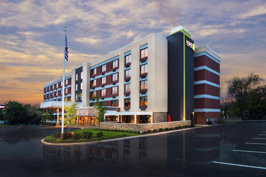 キング・オブ・プラシャにあるHome2 Suites By Hilton King Of Prussia Valley Forgeのアメリカ国旗を掲げたホテル