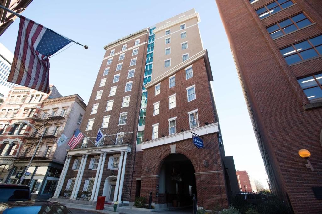 budynek z czerwonej cegły z łukiem i amerykańskimi flagami w obiekcie Hampton Inn & Suites Providence Downtown w mieście Providence