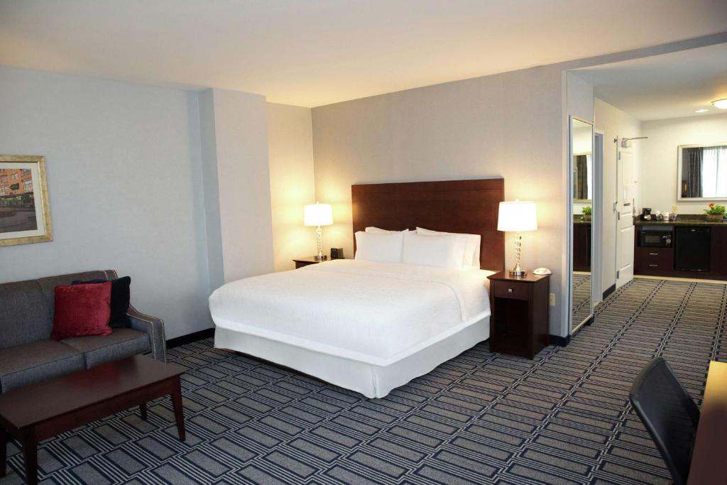 Hampton Inn & Suites Providence Downtown - 沙发床的王室 - 不吸烟