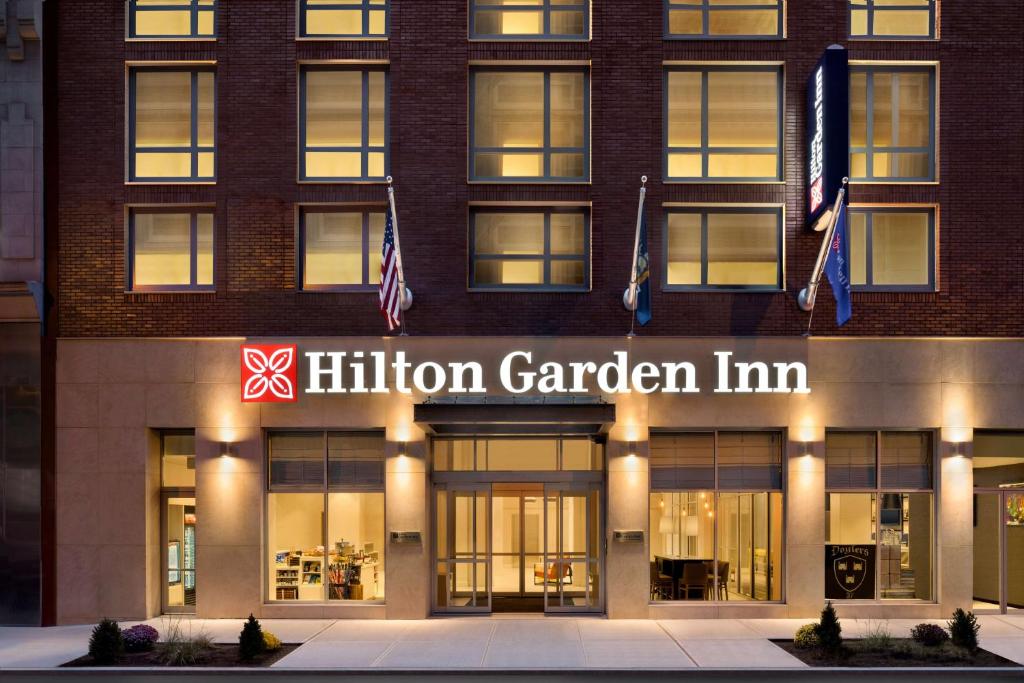 ein Gebäude mit einem Schild für einen hügeligen Garten in der Unterkunft Hilton Garden Inn New York Times Square South in New York
