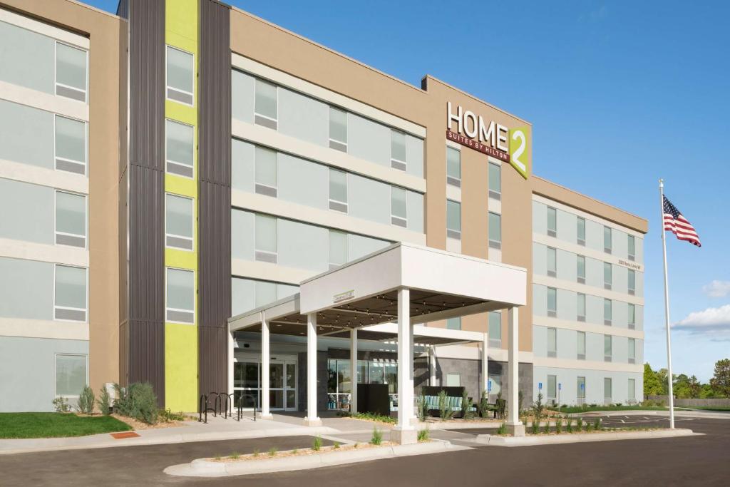 una imagen de la parte delantera de un hotel en Home2 Suites by Hilton Roseville Minneapolis, en Roseville