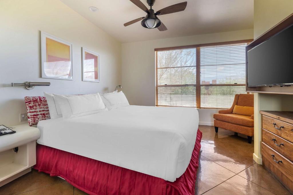 Hilton Grand Vacations Club Palm Desert - 2 Bedrooms With 1 King And 2 Twin Beds