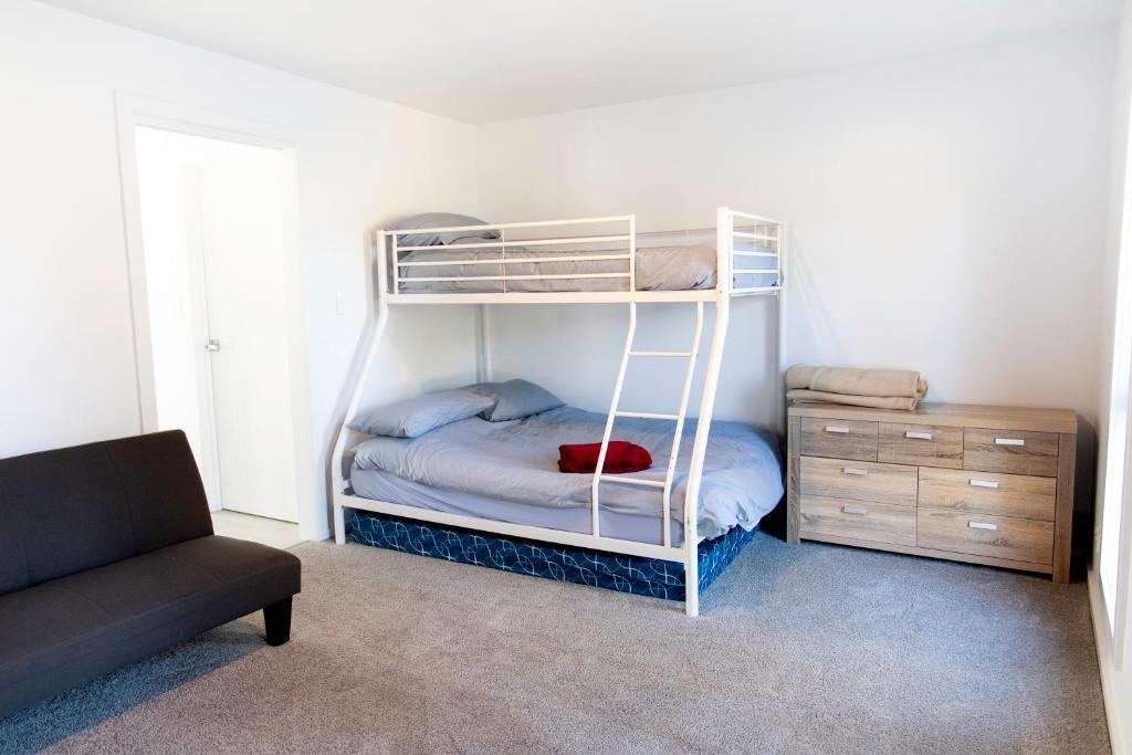 - une chambre avec des lits superposés et un canapé dans l'établissement Meadowbank Lakehouse, à Ellendale