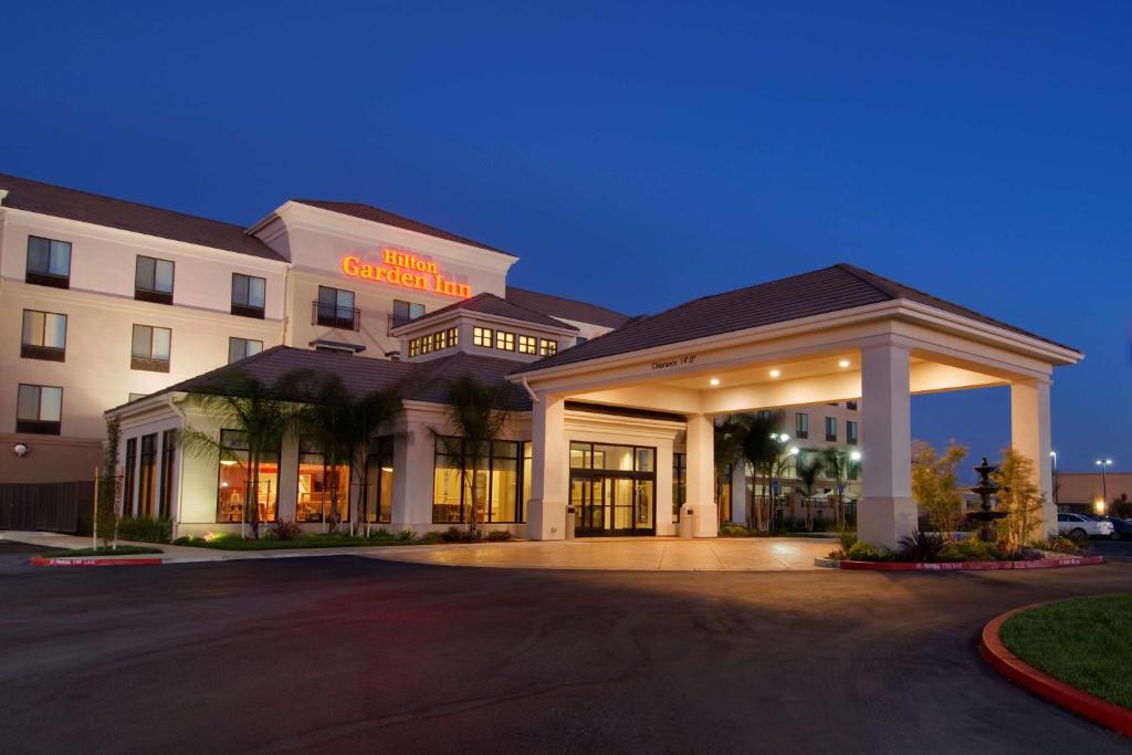 een hotel met een parkeerplaats ervoor bij Hilton Garden Inn Sacramento Elk Grove in Elk Grove
