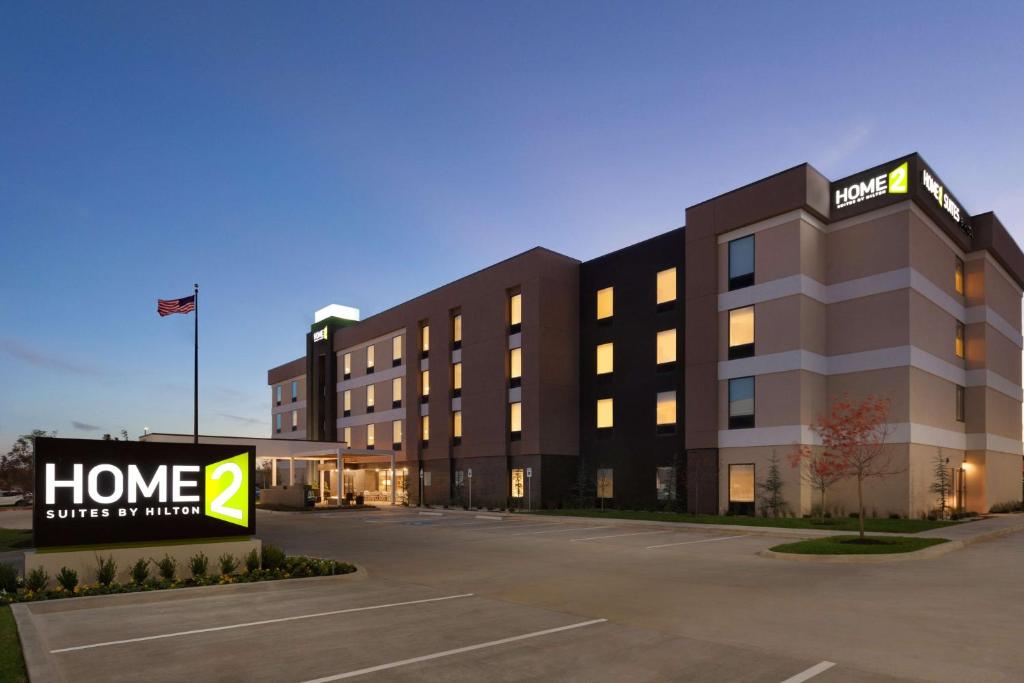 オクラホマシティにあるHome2 Suites by Hilton Oklahoma City Southの駐車場にホテルの看板がある建物