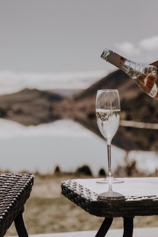 a person is holding a wine glass on a table at Meadowbank Lakehouse in Ellendale