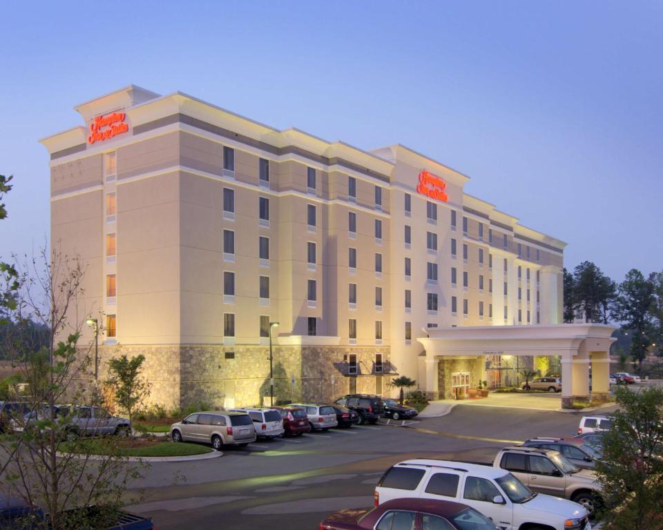 un hotel con coches estacionados en un estacionamiento en Hampton Inn & Suites Raleigh-Durham Airport-Brier Creek en Raleigh