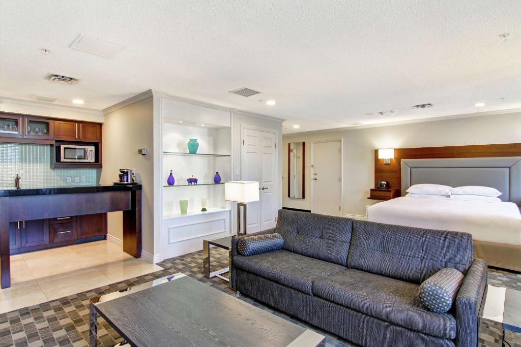 DoubleTree by Hilton Toronto Downtown - Deluxe King Suite With Kitchenette