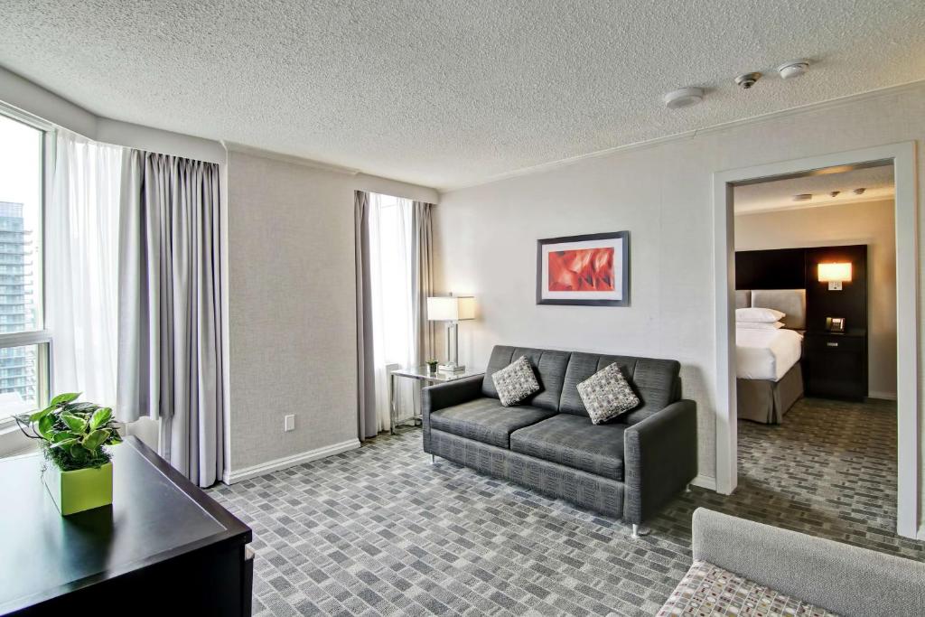 DoubleTree by Hilton Toronto Downtown - Deluxe King Suite With Sofa Bed