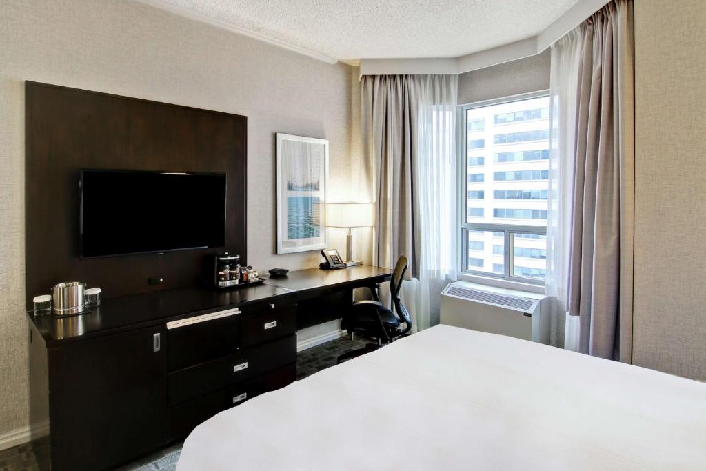 DoubleTree by Hilton Toronto Downtown - Queen Room With Bath Tub - Mobility Access