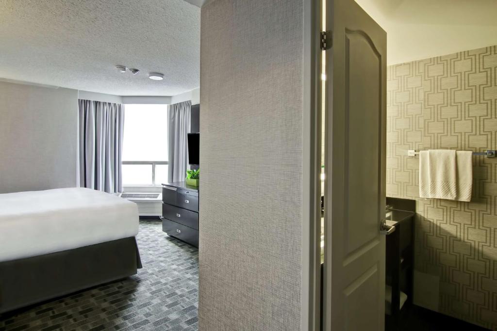 DoubleTree by Hilton Toronto Downtown - Superior One-Bedroom King Suite
