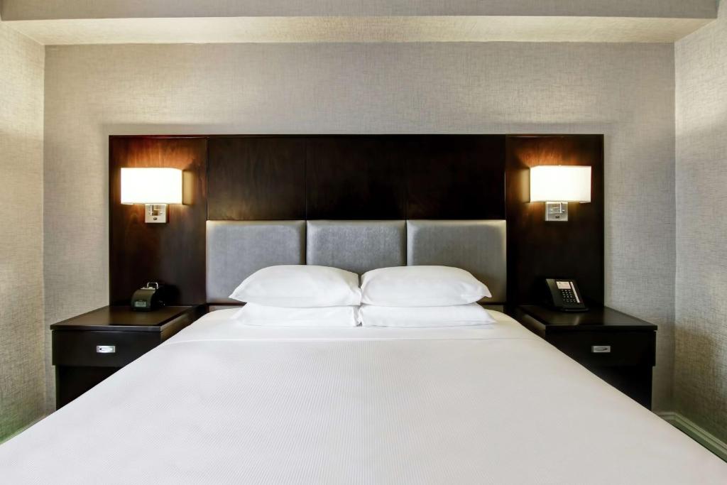 DoubleTree by Hilton Toronto Downtown - Queen Room