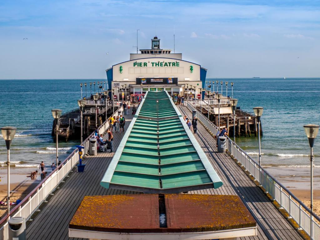 a pier with people on it and the ocean at Balincourt in Bournemouth
