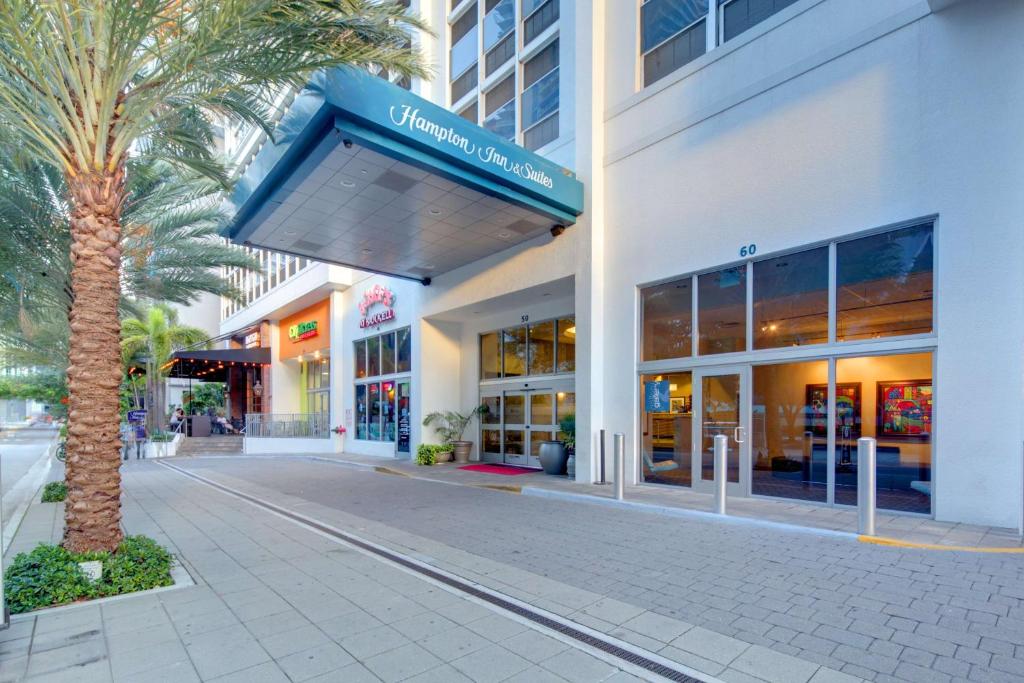 un palmier devant un bâtiment dans l'établissement Hampton Inn & Suites by Hilton Miami Downtown/Brickell, à Miami