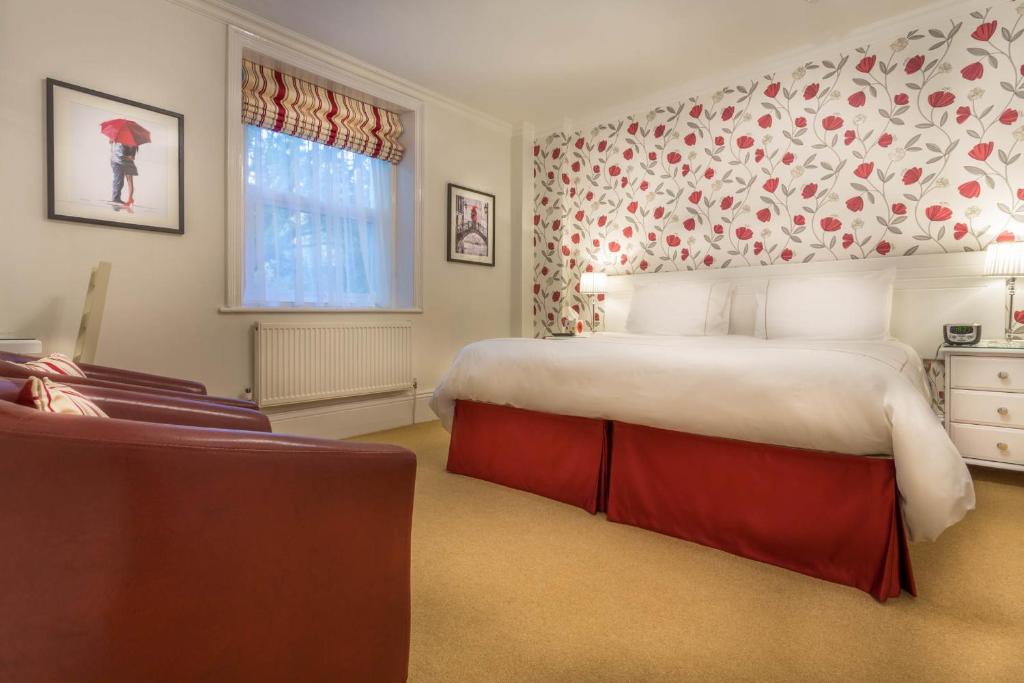 a hotel room with a bed and a chair at Balincourt in Bournemouth
