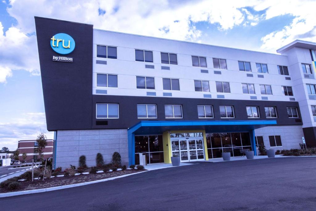 Tru By Hilton Norfolk Airport, Va في فرجينيا بيتش: مبنى كبير عليه لافته