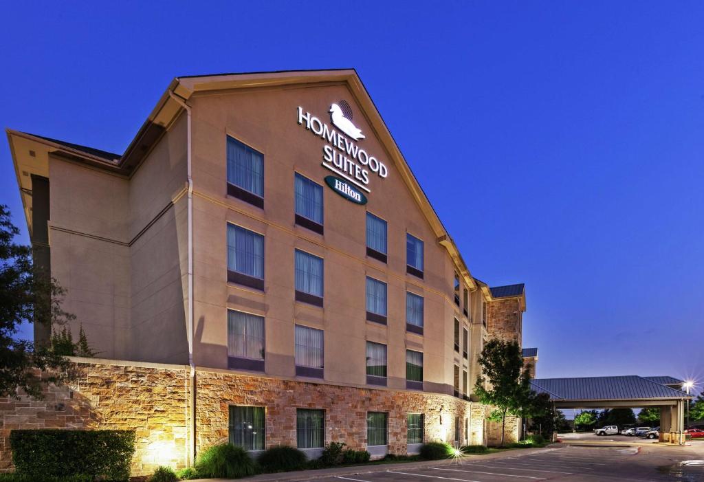 uma imagem da frente de um hotel em Homewood Suites by Hilton Waco em Waco