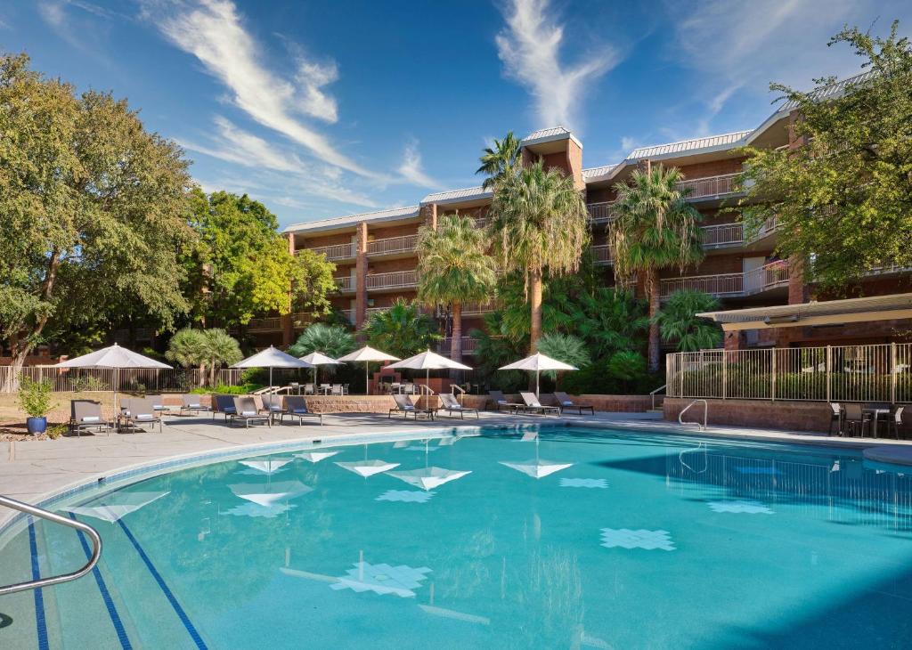 Bazén v ubytování Embassy Suites by Hilton Tucson East nebo v jeho okolí
