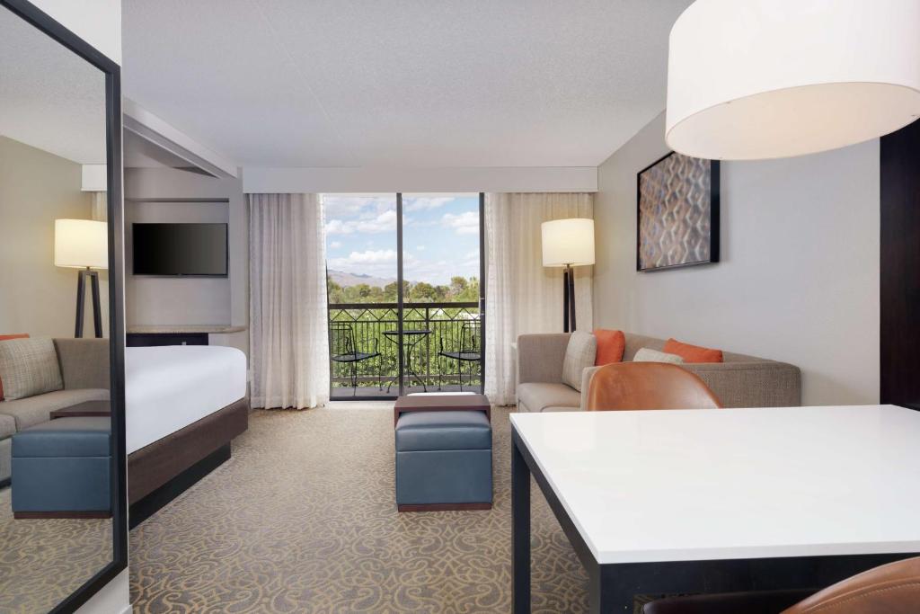 Postel nebo postele na pokoji v ubytování Embassy Suites by Hilton Tucson East