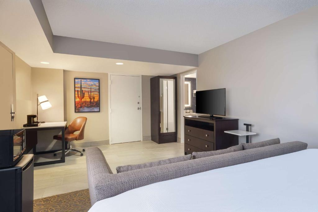 TV a/nebo společenská místnost v ubytování Embassy Suites by Hilton Tucson East