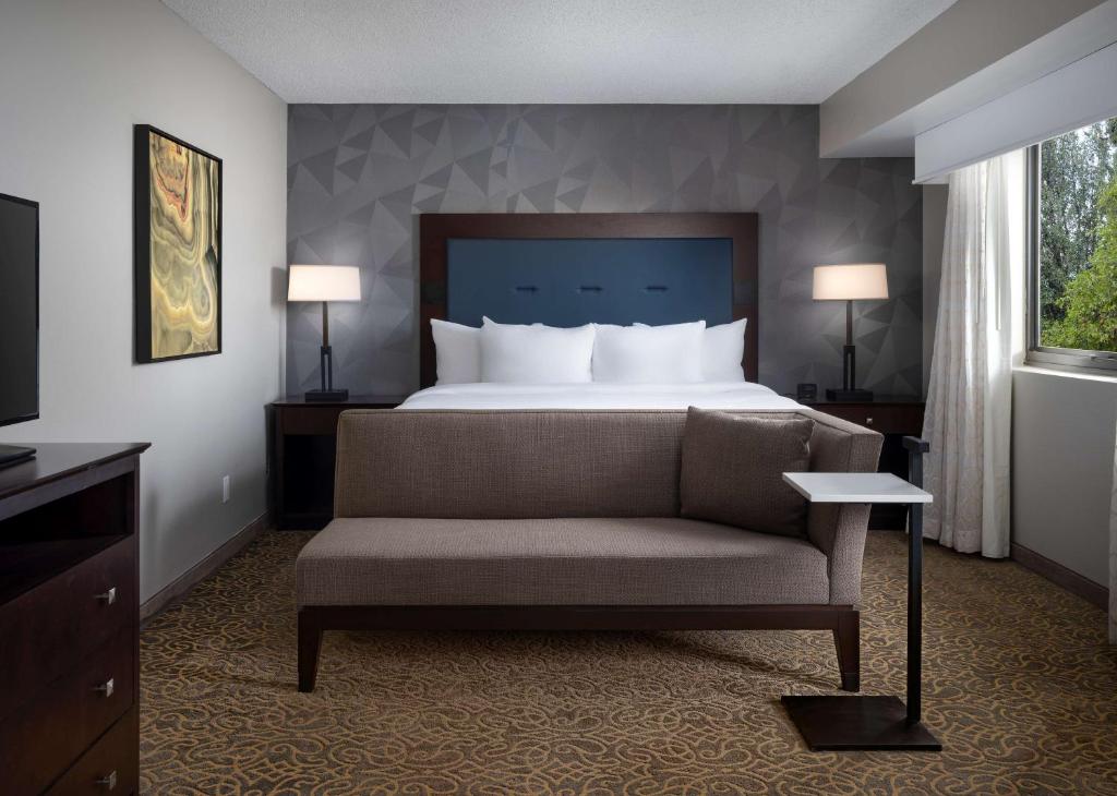 Postel nebo postele na pokoji v ubytování Embassy Suites by Hilton Tucson East