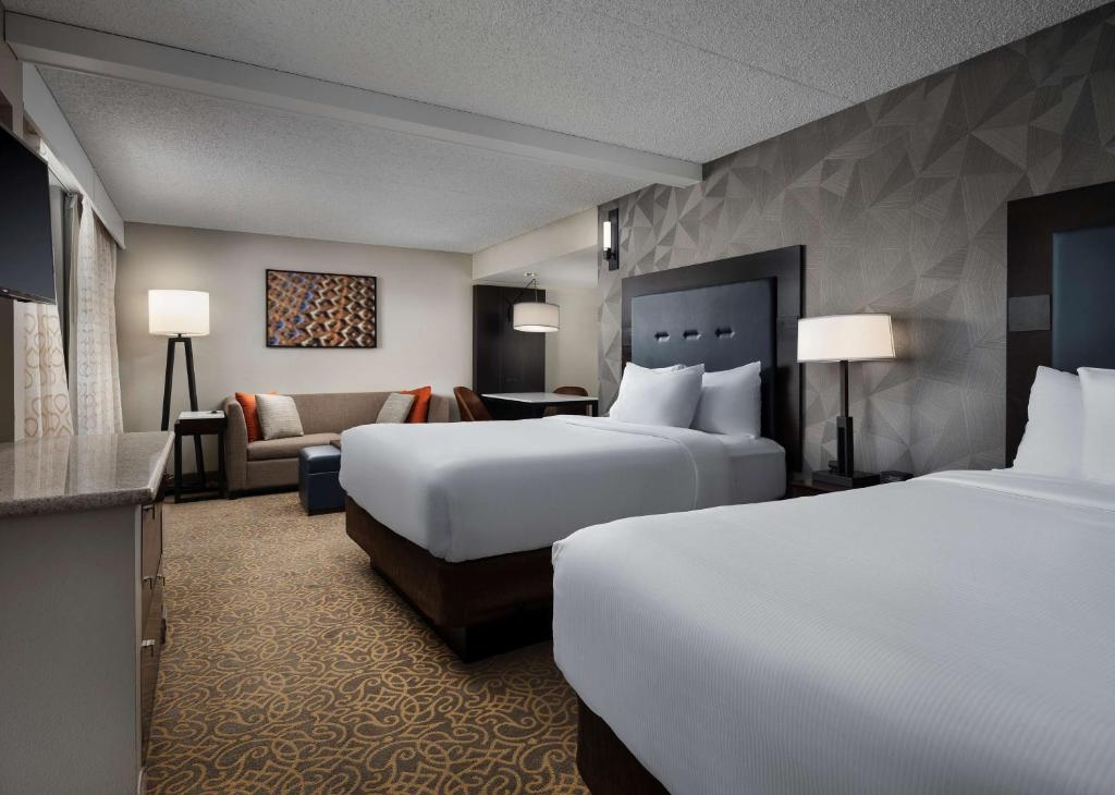 Postel nebo postele na pokoji v ubytování Embassy Suites by Hilton Tucson East