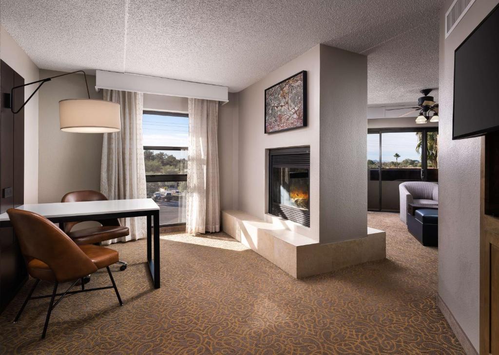 Posezení v ubytování Embassy Suites by Hilton Tucson East