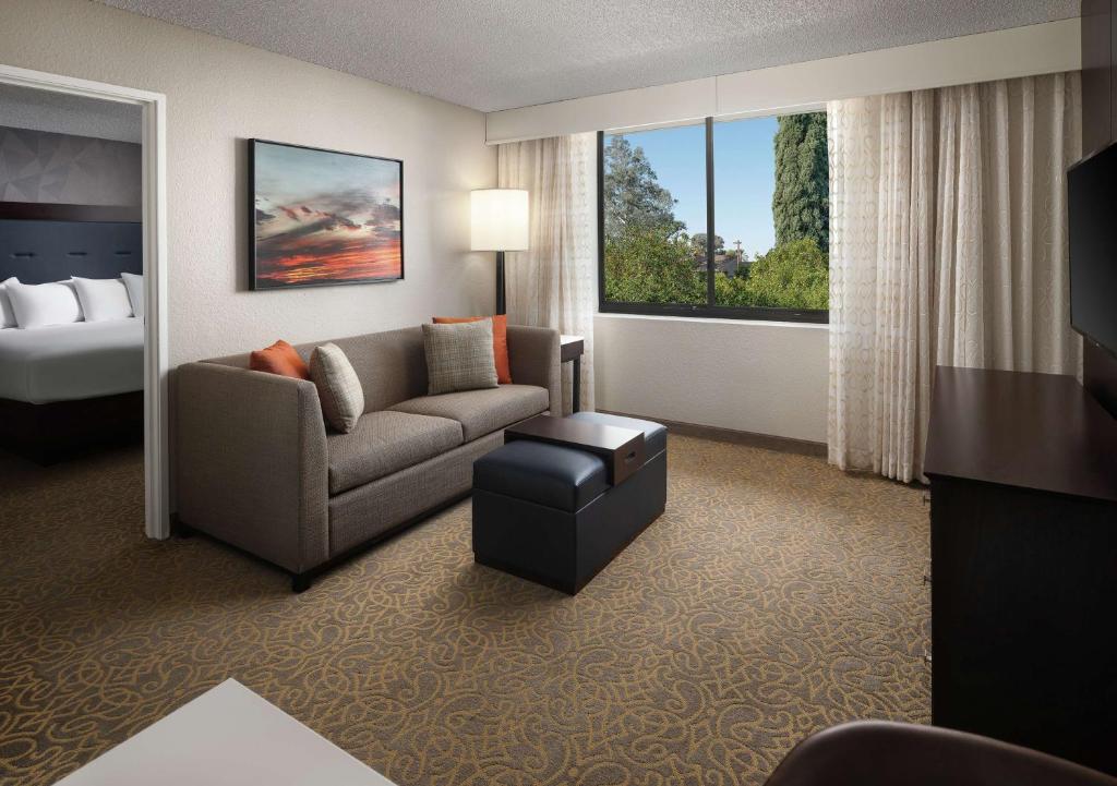 Postel nebo postele na pokoji v ubytování Embassy Suites by Hilton Tucson East