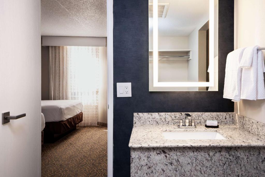 Postel nebo postele na pokoji v ubytování Embassy Suites by Hilton Tucson East