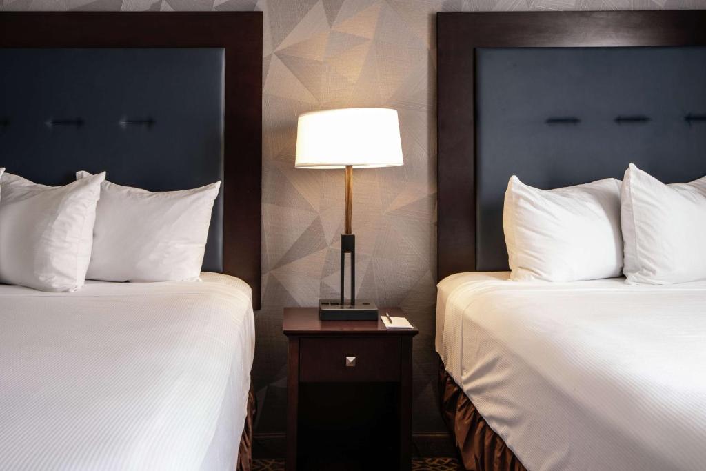 Postel nebo postele na pokoji v ubytování Embassy Suites by Hilton Tucson East
