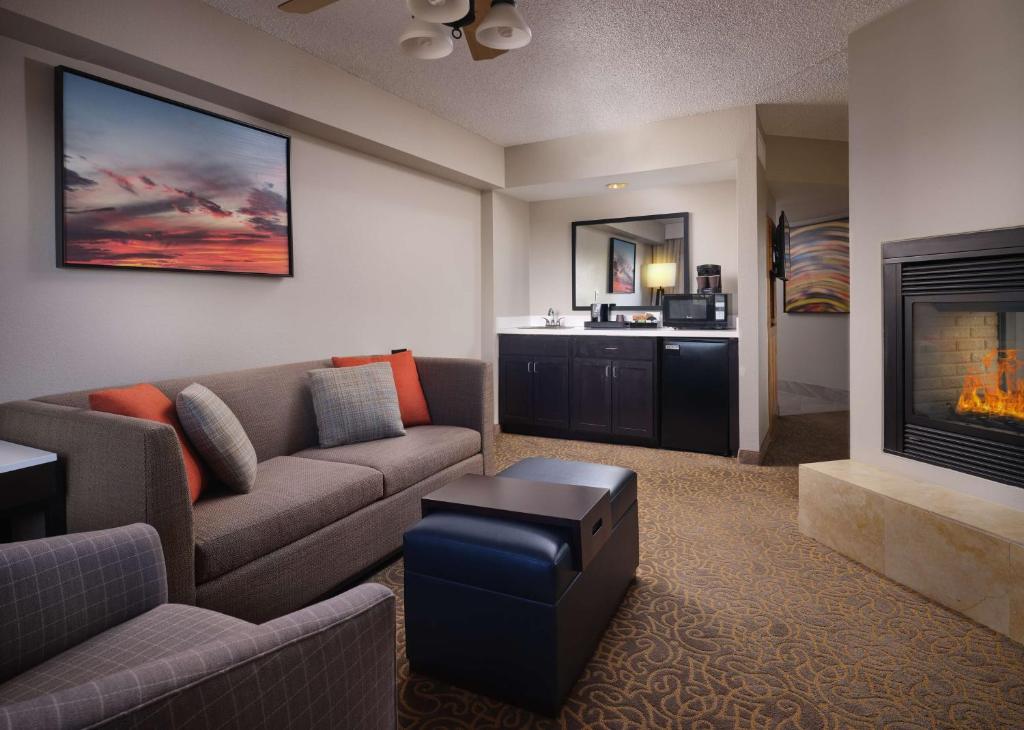 Posezení v ubytování Embassy Suites by Hilton Tucson East