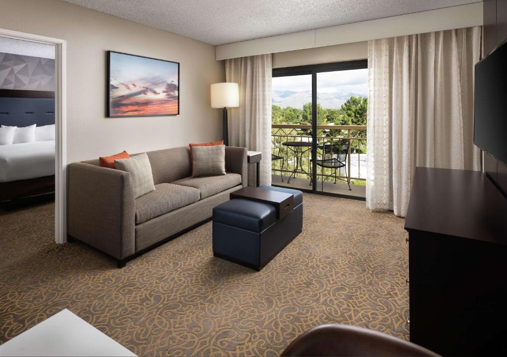 Posezení v ubytování Embassy Suites by Hilton Tucson East