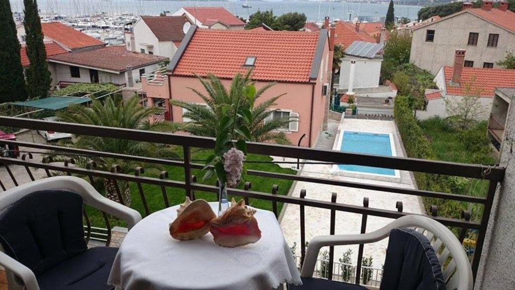 una mesa con dos zapatos en la parte superior de un balcón en Guesthouse Adriatic, en Biograd na Moru