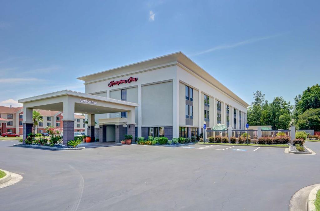 una vista frontal de un hotel con aparcamiento en Hampton Inn Savannah-I-95/Richmond Hill, en Richmond Hill