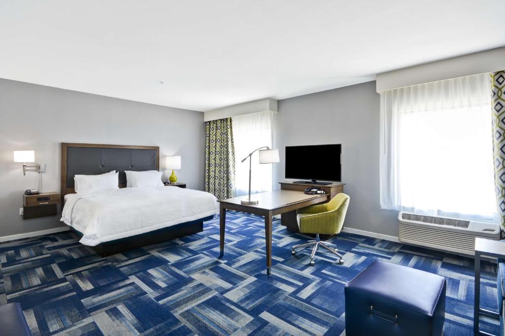 TV a/nebo společenská místnost v ubytování Hampton Inn Kyle