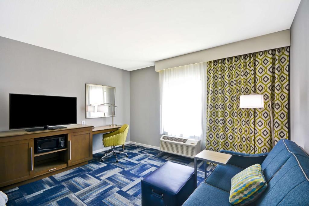 TV a/nebo společenská místnost v ubytování Hampton Inn Kyle