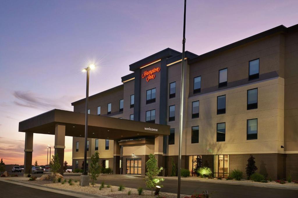 um edifício de hotel com um sinal luminoso em Hampton Inn Burley em Burley