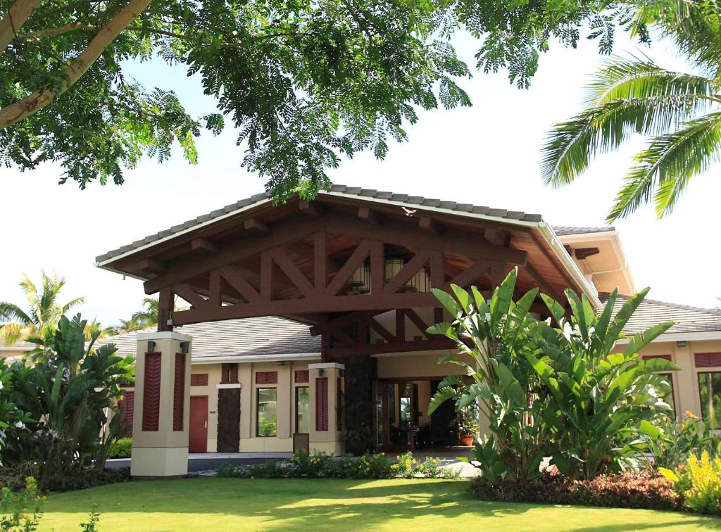 uma casa com uma capa de madeira na frente em Hilton Grand Vacations Club Kohala Suites Waikoloa em Waikoloa