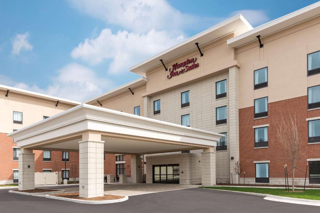eine Darstellung eines Hotelgebäudes in der Unterkunft Hampton Inn & Suites West Lafayette, In in West Lafayette