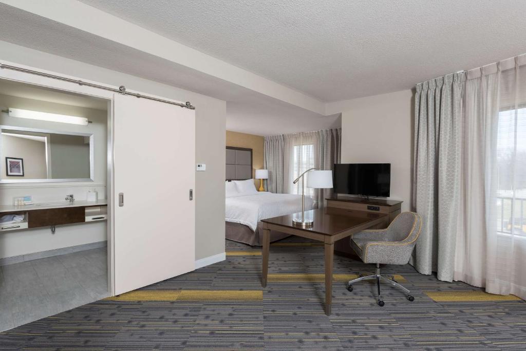 Hampton Inn & Suites West Lafayette, In - 角落特大号床间 - 带沙发床