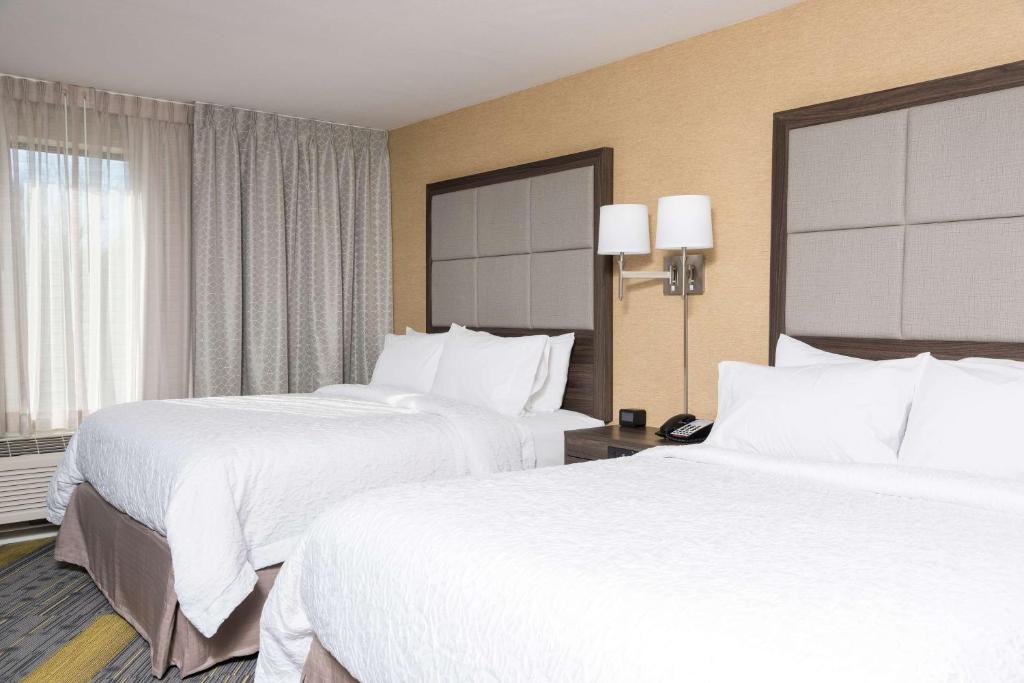 Hampton Inn & Suites West Lafayette, In - 大号床间 - 带两张大号床（4位成人）