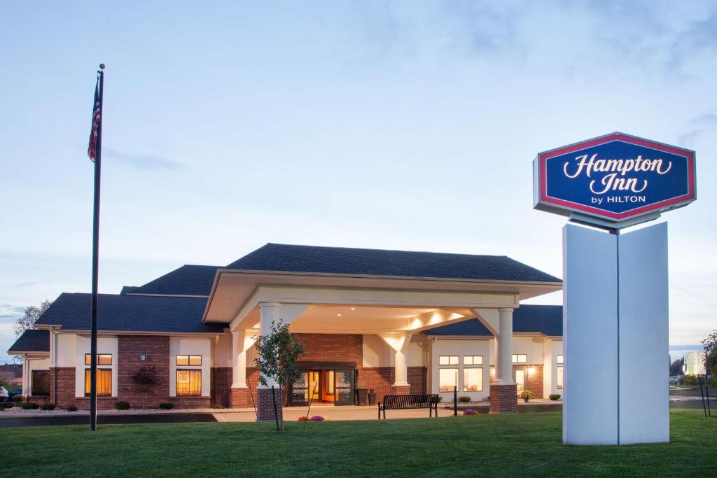 a hampton inn sign in front of a building at Hampton Inn Birch Run in Birch Run