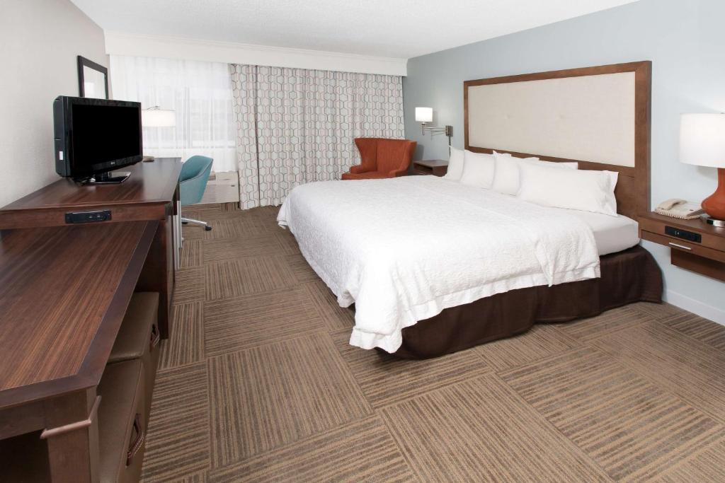 Hampton Inn Birch Run - King Room - Mobility Access/Non-Smoking