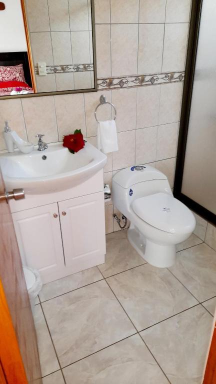 Koupelna v ubytování Hostal Makohe Rapa Nui