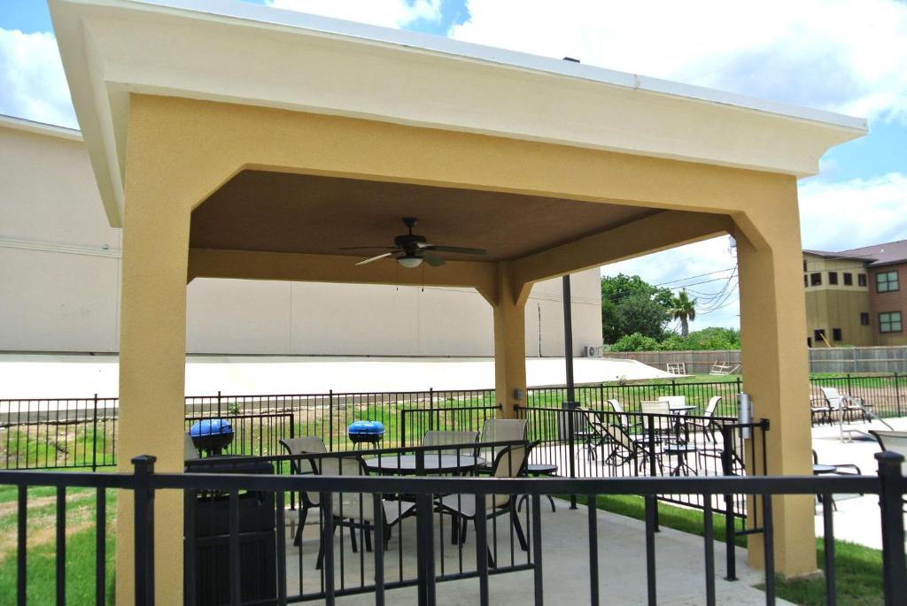 un pabellón con mesas y sillas en un patio en Hampton Inn Carrizo Springs, en Carrizo Springs