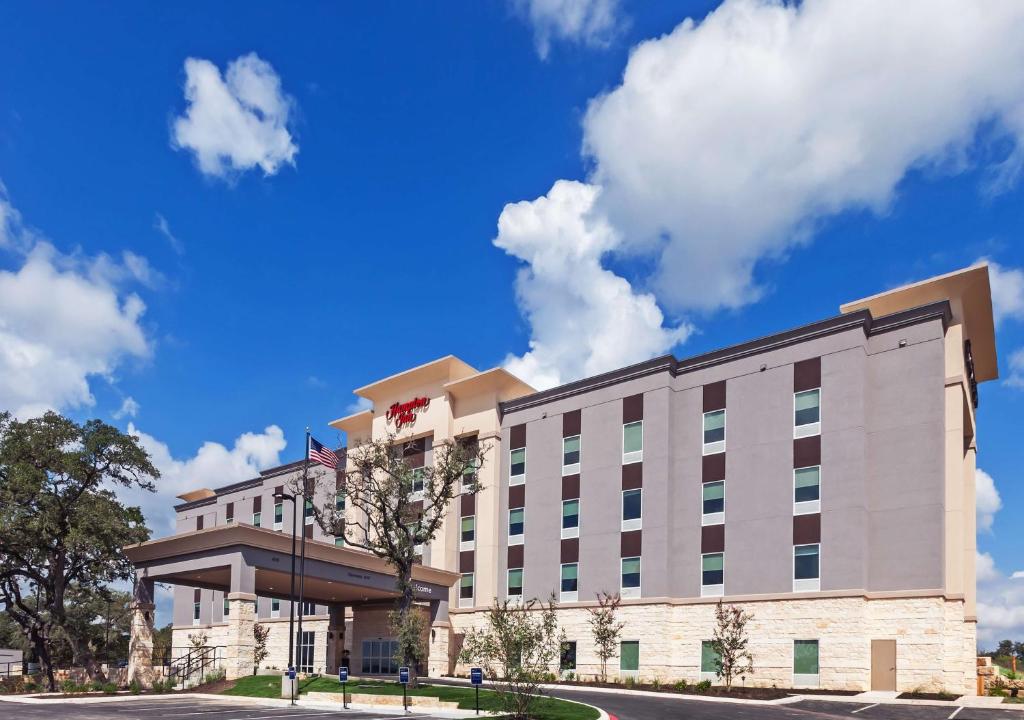 een weergave van de voorkant van een hotel bij Hampton Inn By Hilton Bulverde Texas Hill Country in Bulverde