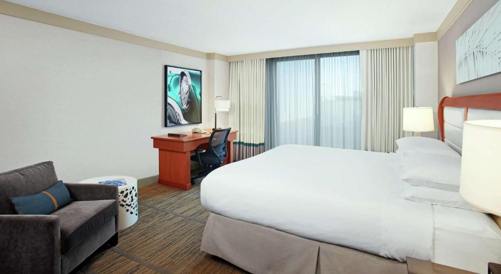 DoubleTree by Hilton Hotel Miami Airport & Convention Center - 沙发床的王室